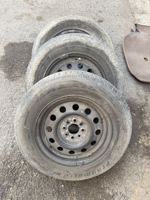 Продам летние шины с дисками 185/70/R14