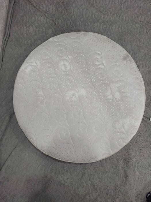 Продам круглый матрас в детскую кроватку