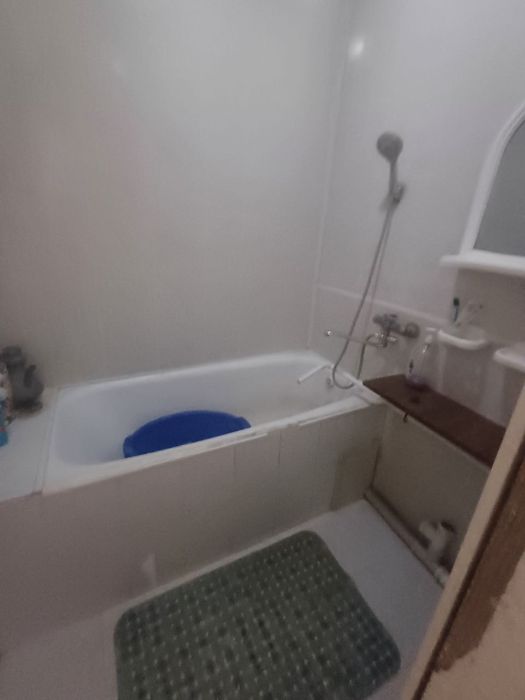 Гулистон шахарда 3 хонали уй сотилади. Уй 5 этажда.  5микр да .