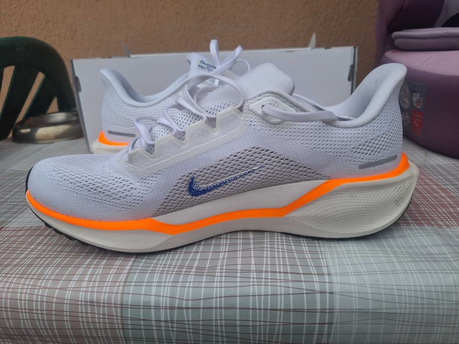 Маратонки  Nike.