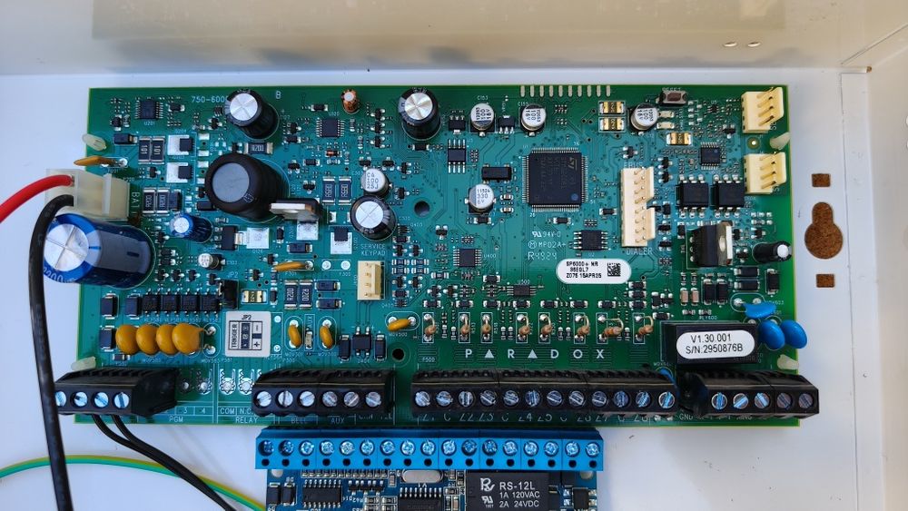 Centrala Alarma Paradox SP6000+