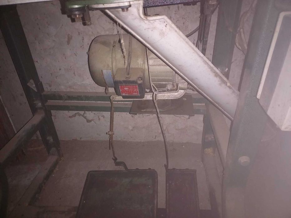 mașină de surfilat 3 ațe (triploc croitorie) cu masă și motor 220 V