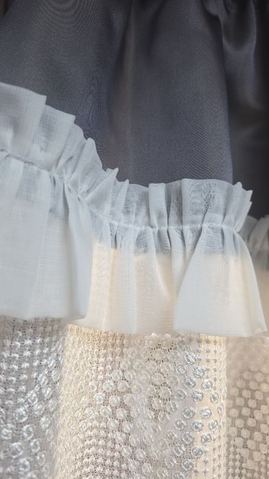 Această perdea elegantă este ideală pentru a aduce un plus de rafinament și confort în bucătărie sau în alte încăperi de dimensiuni medii.