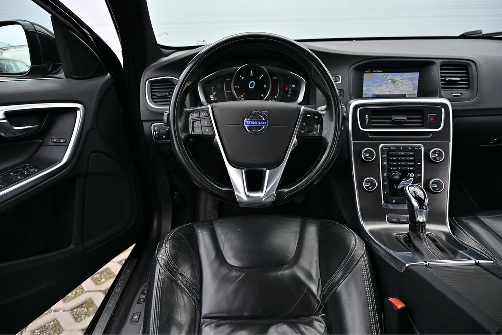 Volvo V60 Plug in Hybrid D6 Crosscountry 4X4   automat, navi, xenon