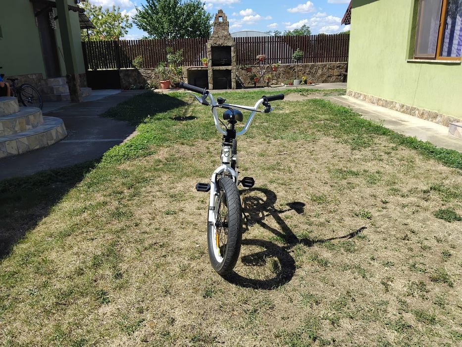 Vând bicicleta BMX