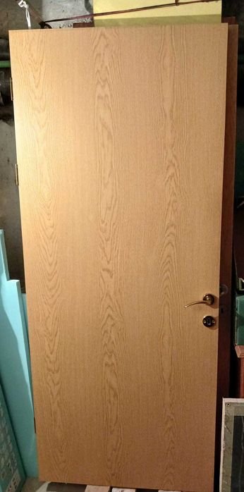 Vând 4 uși interior apartament, cu broască + mânere și tocuri