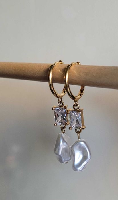 Cercei Orelia, placați cu aur de 18K, cu cristal si picătură de perlă