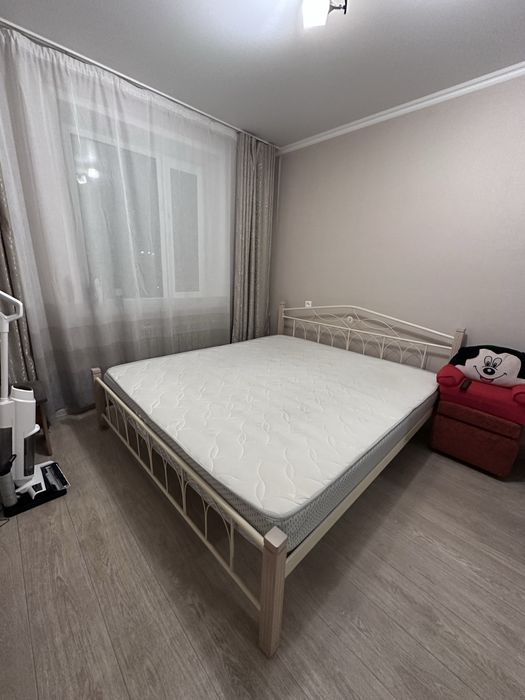 Продам кровать с матрасом