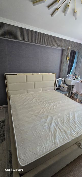 Двуспальная кровать