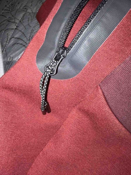Nike tech fleece долнище цвят бордо размер С но отговаря и на М цена 55 евро без следи от употреба