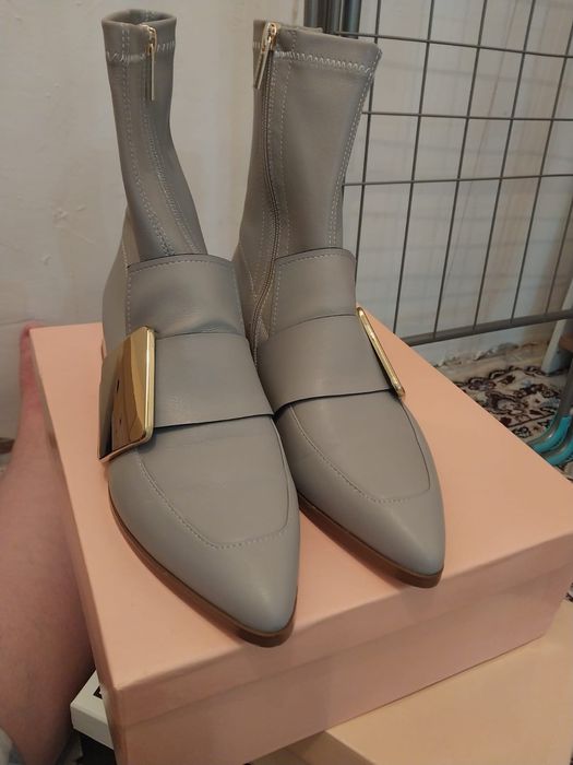 Аяқ киімдер сатылады