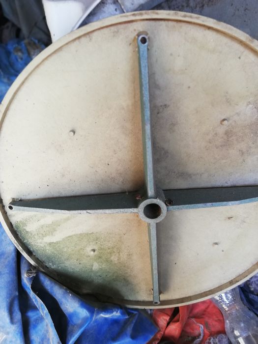 Продавам маси, стойки за чадър