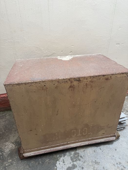 Сув,ем ва дон сакланадиган 500 лтрлик ёмкость сотилади.Калин металдан.