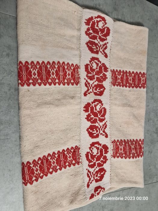 Fata de masa traditionala țesuta la razboi