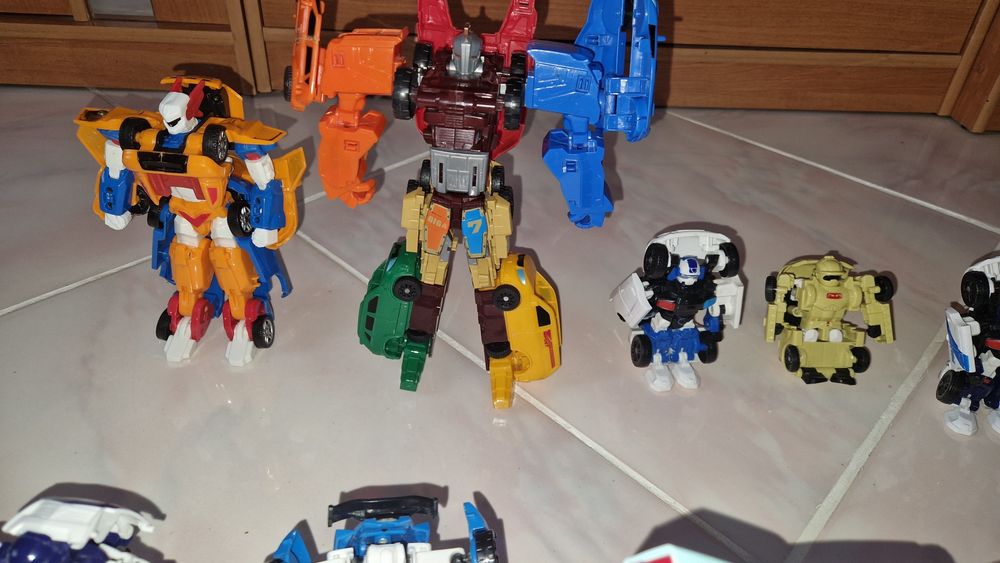 Продам игрушки трансформеры Тоботы