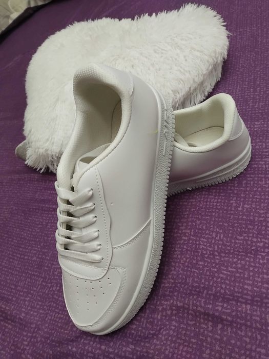 Маратонки  бели чисто нови