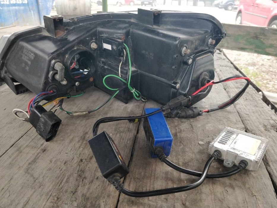 Десен и ляв фар vw polo ксенон xenon