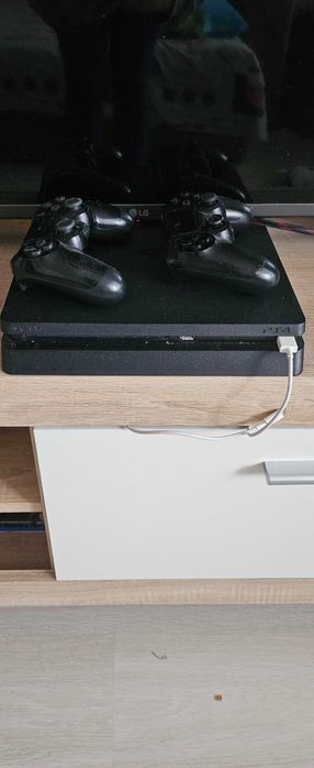 PS4 + 2 контролера + игри (в отлично състояние)