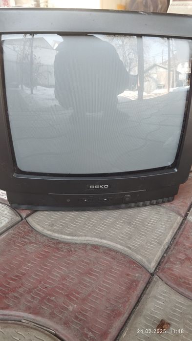 Два телевизора и два видеомагнитофона