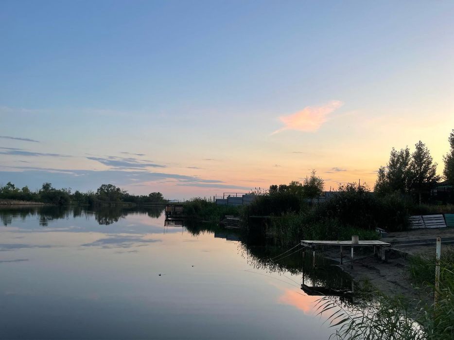 Продам дачный участок рядом с водоемом.