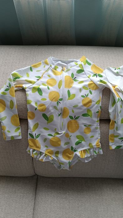 Детски цял бански с шапка на лимони
