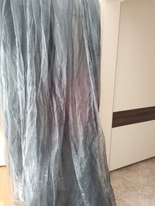 Стилни сиви завеси от органза (3 бр.) – отлично състояние, с тежест в долния край
