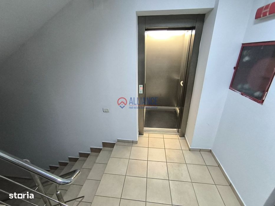 CENTRU ATELIERELOR - Birou luminos cu baie proprie !