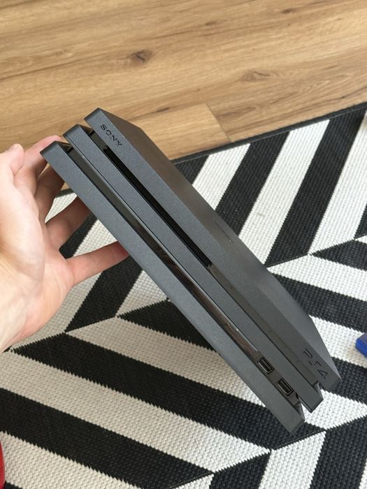 PlayStation 4 Pro (1tb) КАТО НОВ идва с 2 джоестика +5  игри подарък + всички нужни кабели (всичко в перфкетно състяоние)