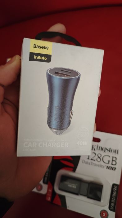 Зарядно за кола и USB flash card 128 gb Kingston