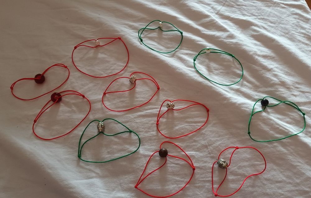 Bratari simple hand made pe snur cu rosu sau verde