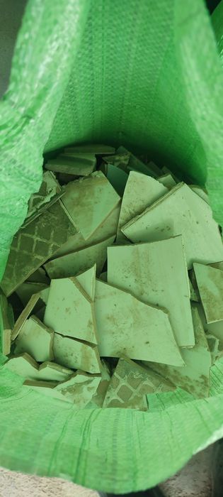 Битые кафеля отдам даром, также есть новые не битые 15х15см.