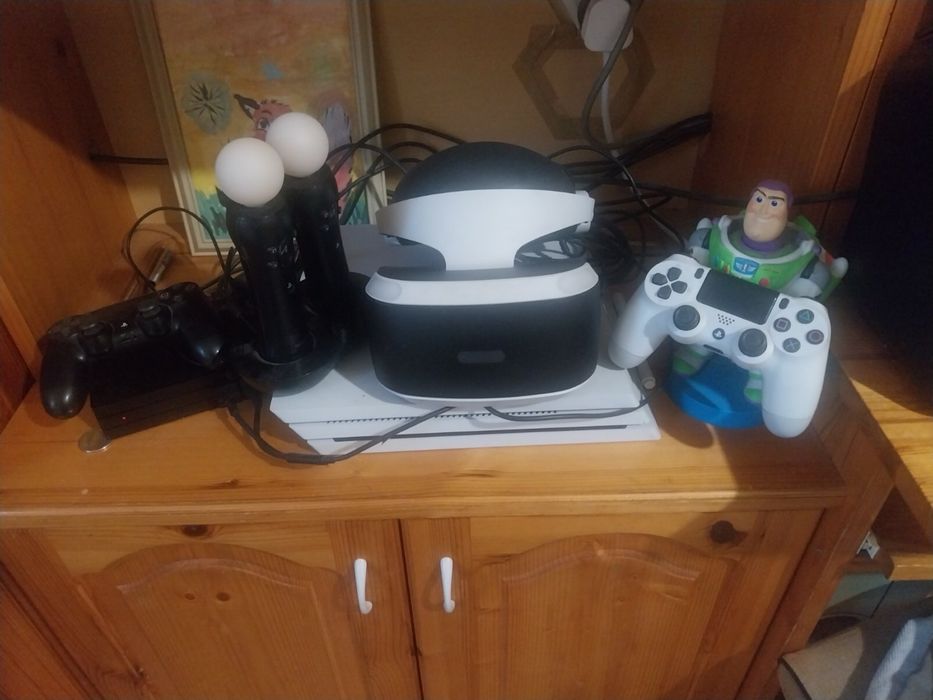 PlayStation 4 Pro 1tb с VR и камера, контролери и игри