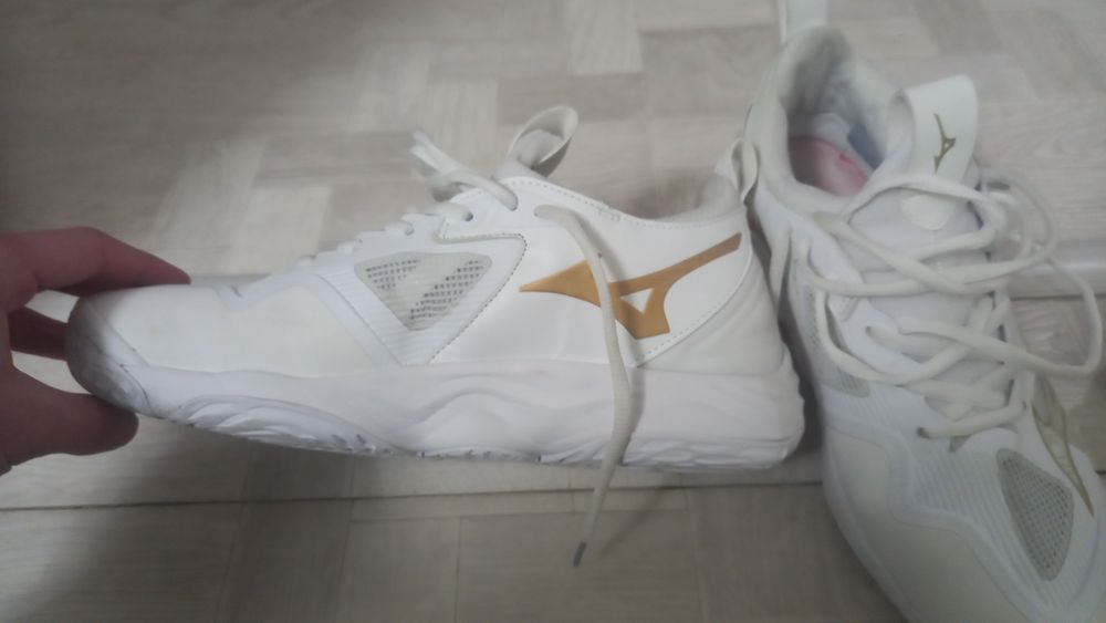 Кроссовка новый носил только 2раза