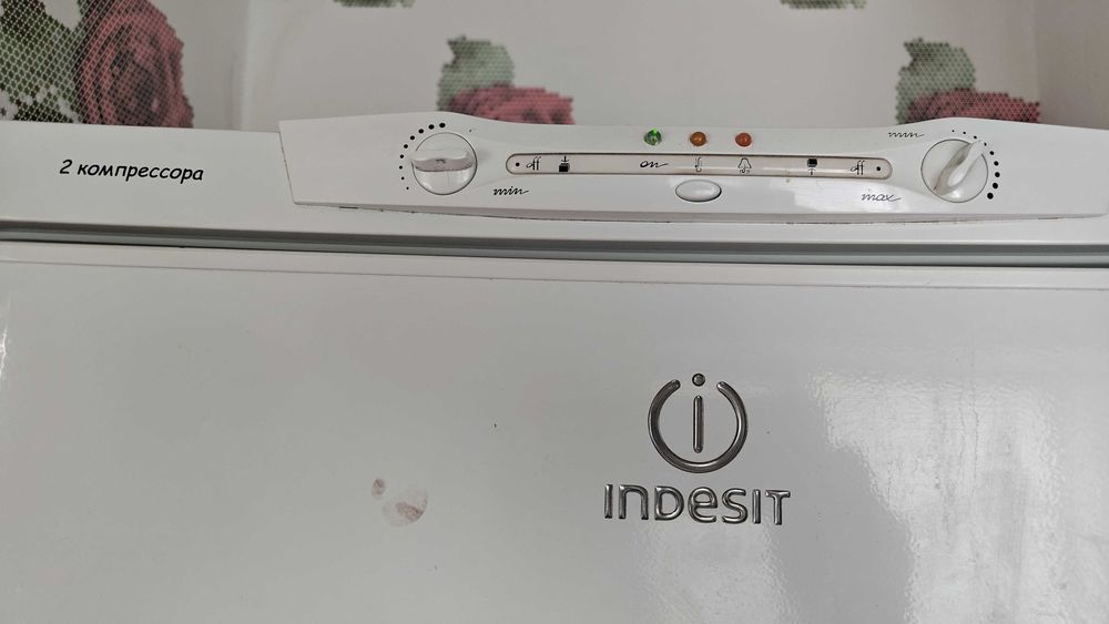Холодильник Indesit