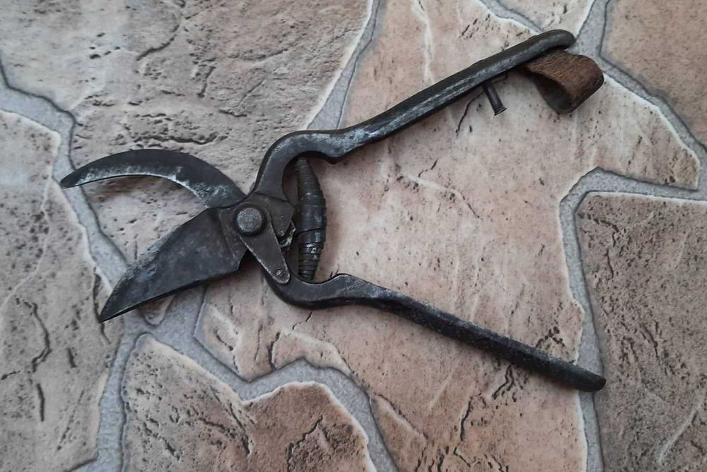 Стари керпеден, овчарска и овощарска ножица, клещи, трион