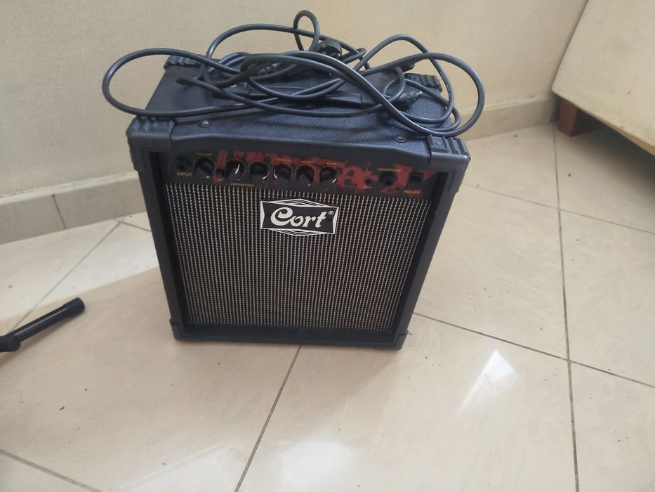 Китара Cort и усилвател