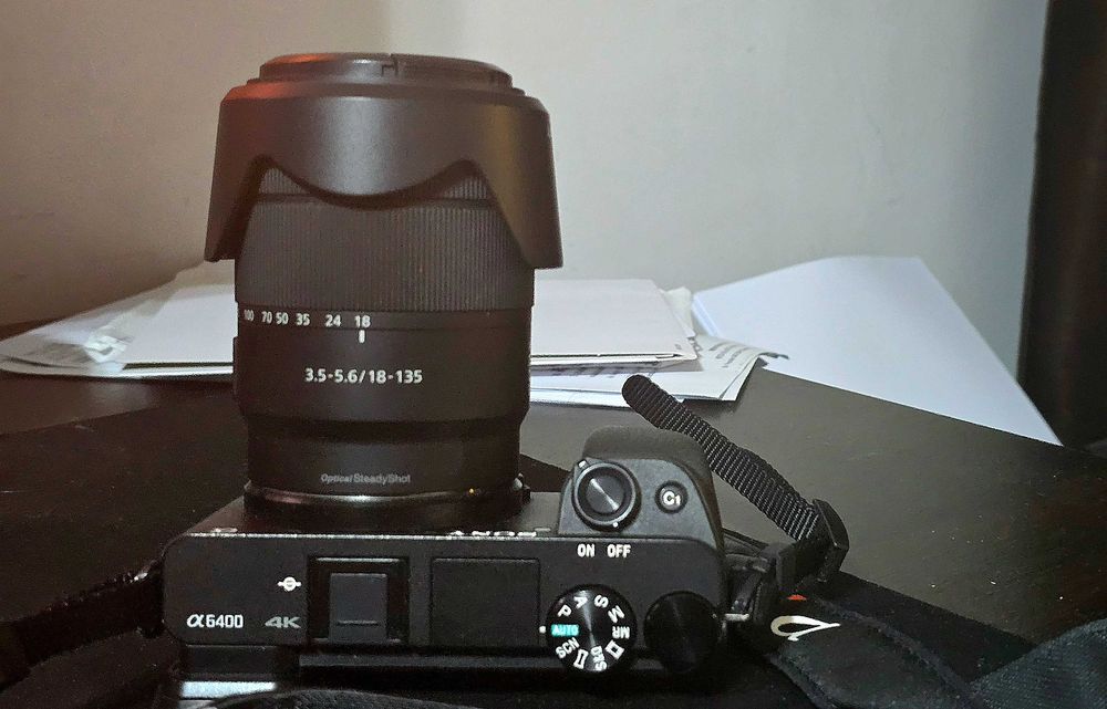 Camera Sony A6400 (+ obiective Sony 18-135mm, Sigma 56mm 1.4 + inele macro cu autofocus, 4 baterii, alte accesorii)