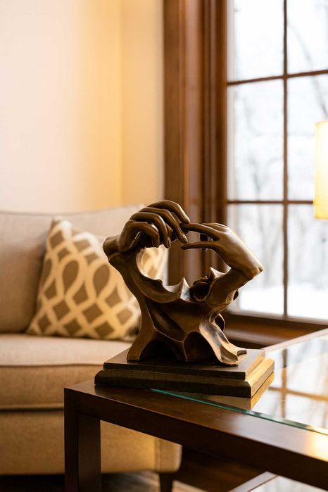 Statueta din bronz si marmura, momentul așezării inelelor