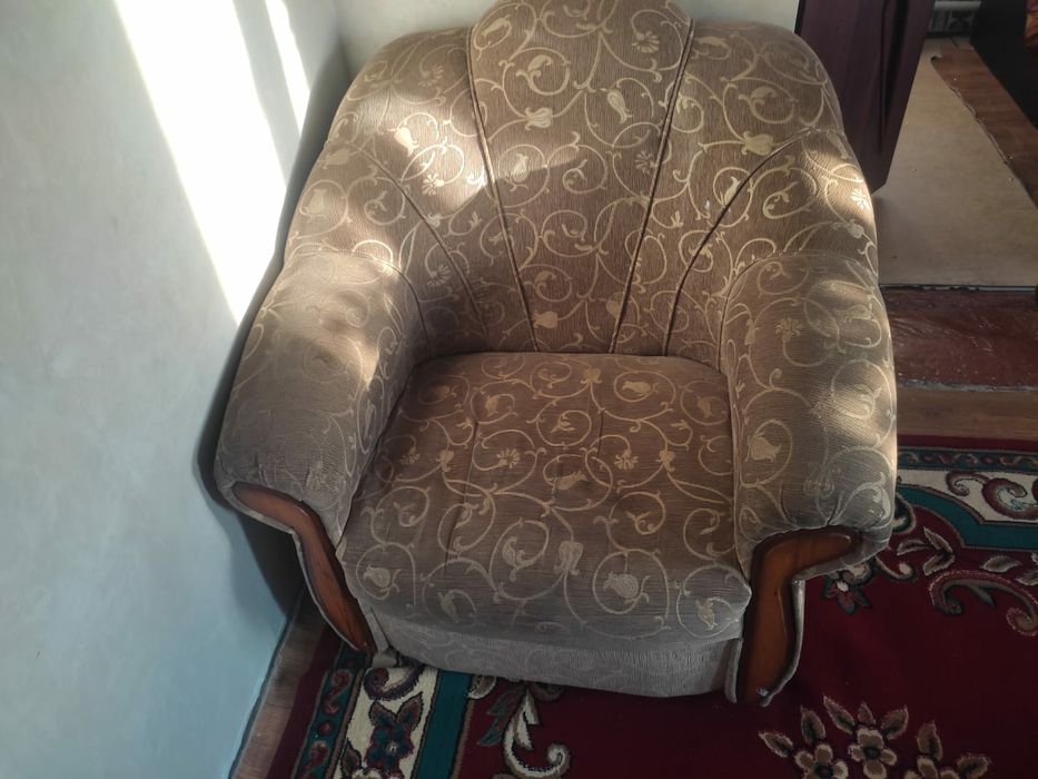 Продаю Диван с двумя креслами