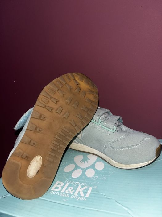 Продам детские кроссовки