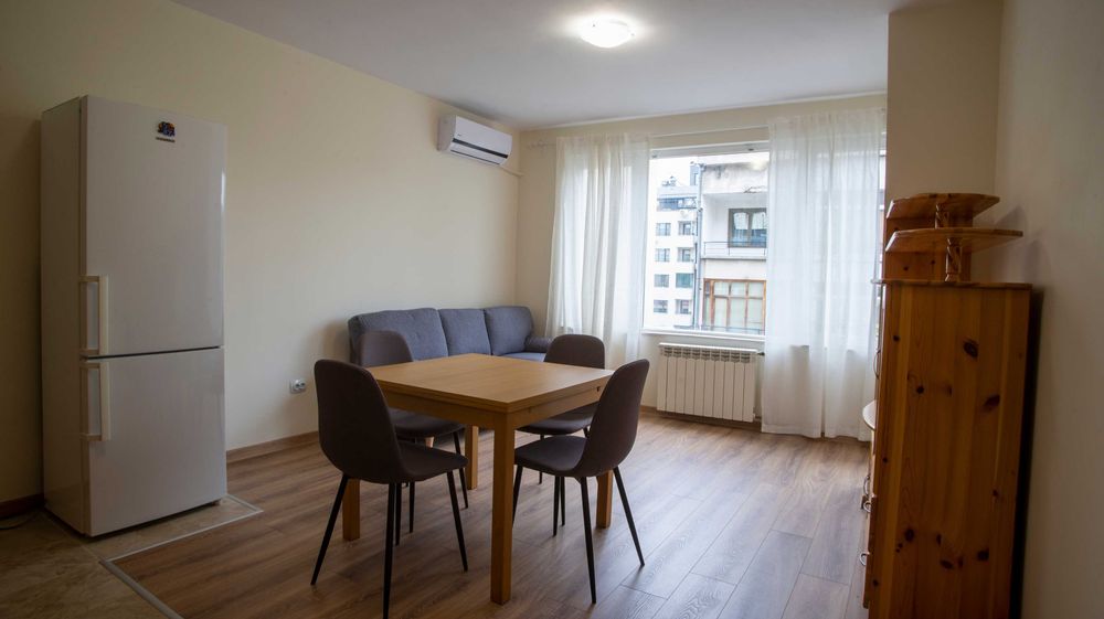 Дава се под наем Двустаен апартамент в София, Център - 60 кв.м за 586.5 € - Снимка #1