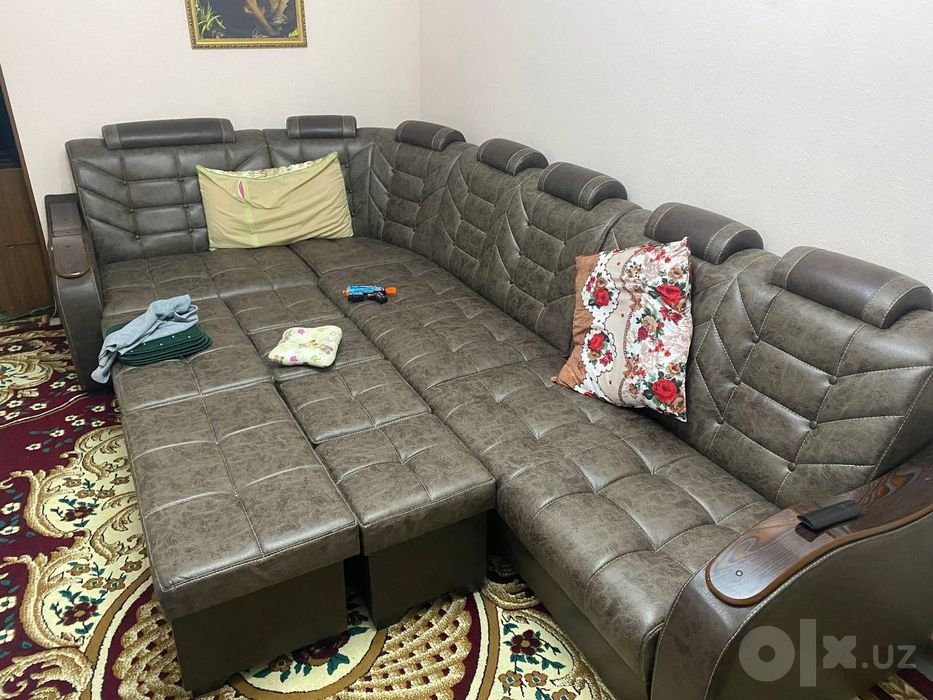 Большой мягкий уголок со столом и пуфиками