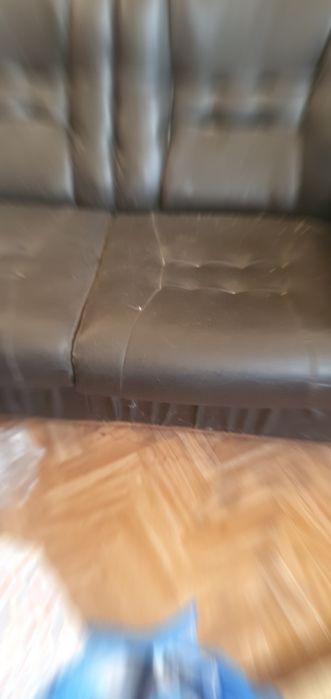 Canapea fixă și fotoliu .