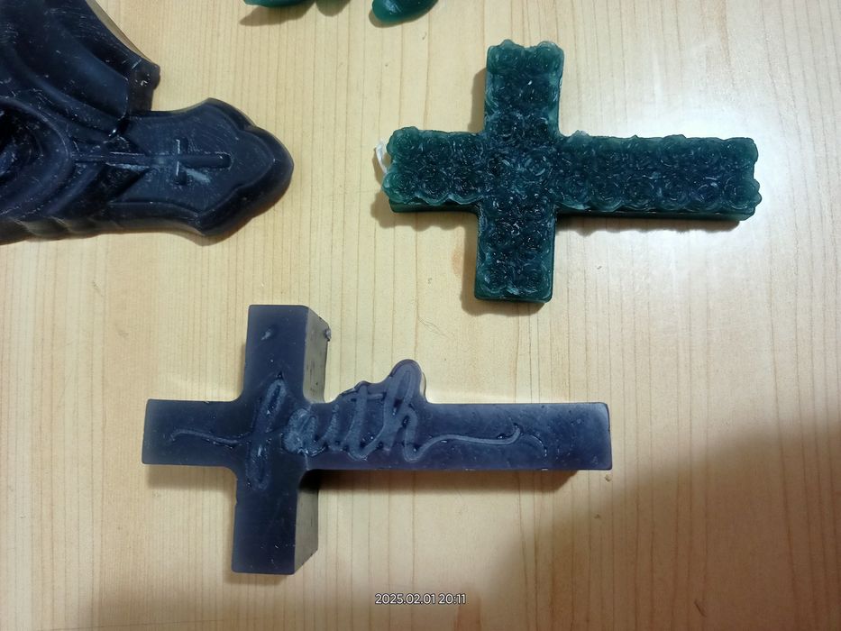 Разноцветни ароматни свещи с Богородица и Младенеца