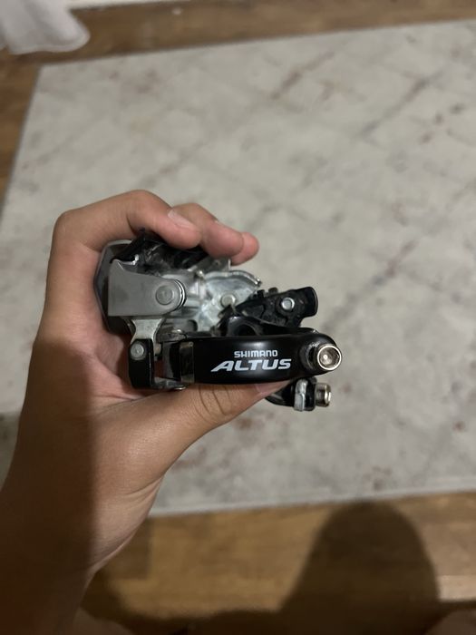 Передний переключатель shimano altus вместе шифетром