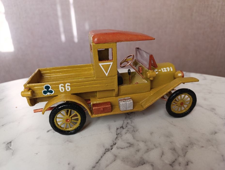 Модель военного грузовика.