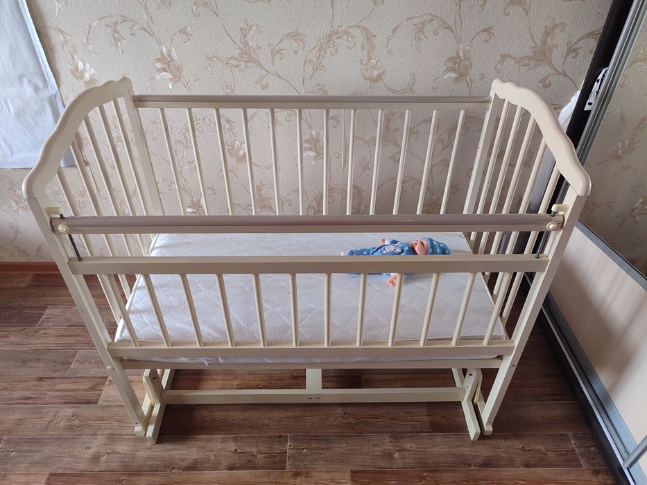 Продам детскую кроватку с маятником