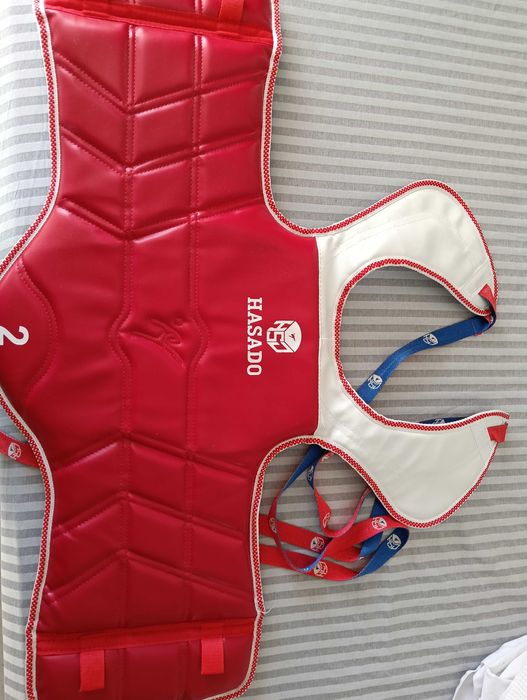 Продавам нагръдник и екип за таекуондо