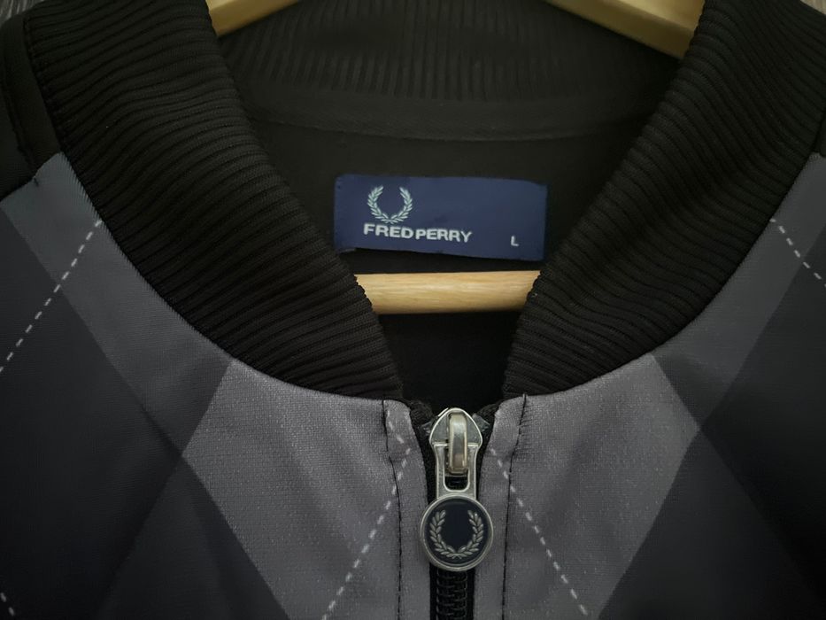Оригинално спортно горнище Fred Perry Argyle Track Jacket (Сиво / Черно) – Размер L