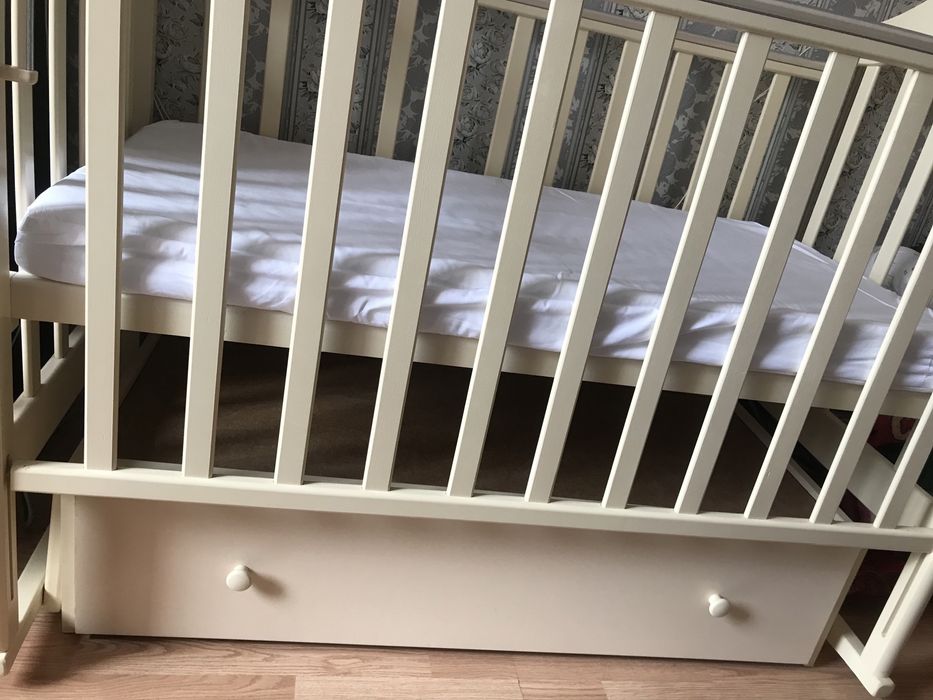 Детский манеж с маятником